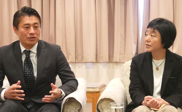 写真・図版 : 緑川早苗氏と細野豪志氏