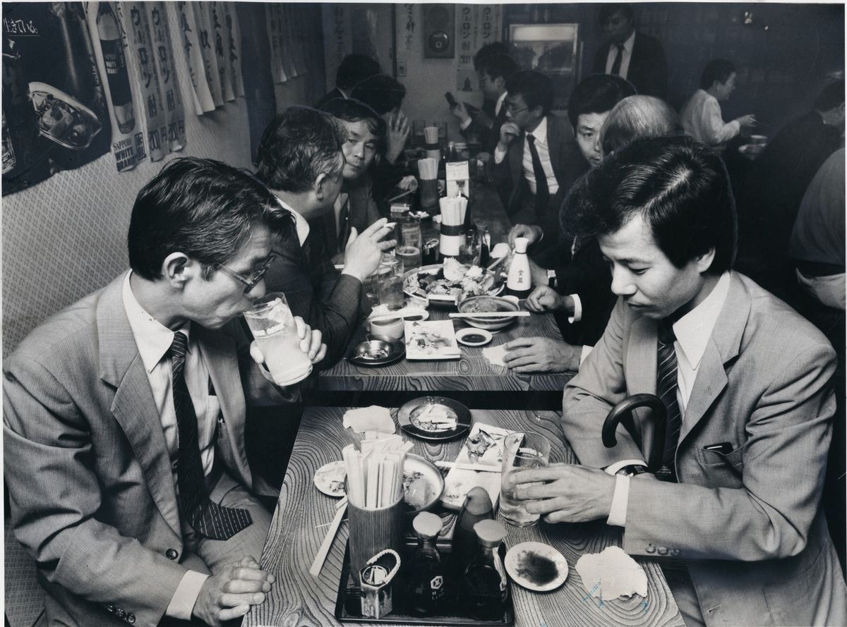 写真・図版 : 1980年代の東京・有楽町の居酒屋の様子=朝日新聞社