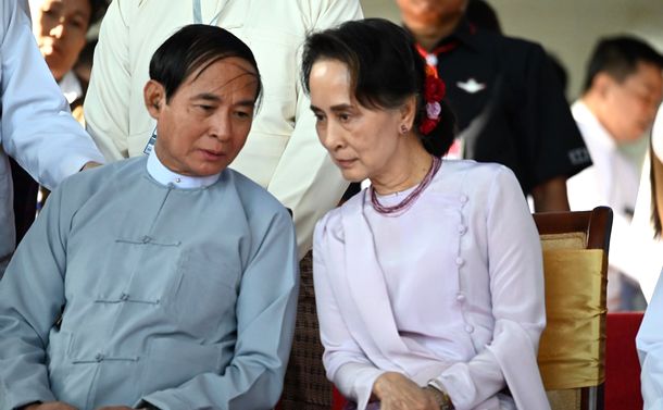 写真・図版 : 国軍のクーデターで拘束されたミャンマーのアウンサンスーチー国家顧問（右）とウィンミン大統領＝2019年10月、筆者撮影