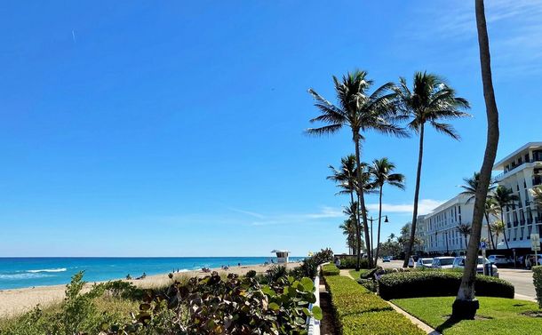 写真・図版 : 高級会員制リゾート「マール・ア・ラーゴ」など富裕層の滞在する豪邸は、エメラルドグリーンに光る大西洋に面したビーチ沿いに立ち並ぶ＝2月4日、フロリダ州パームビーチ、筆者撮影