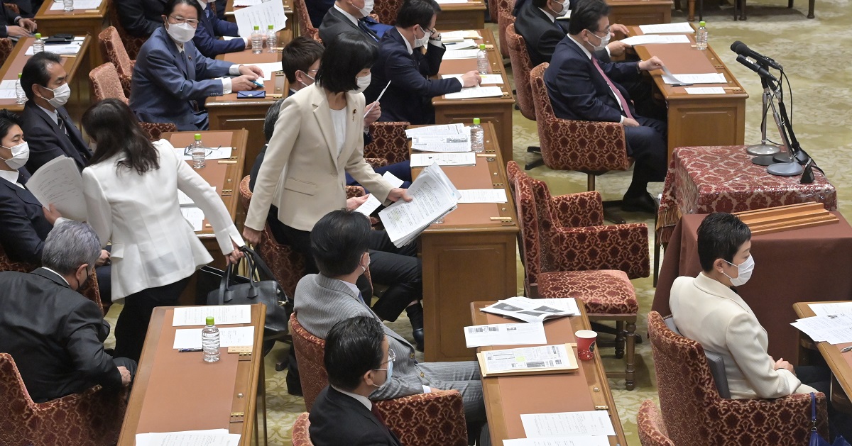 衆院予算委で東京五輪・パラリンピック大会組織委員会の森喜朗会長発言に抗議の意を表すため、白いジャケットを着る立憲民主党の女性議員ら＝２０２１年２月９日