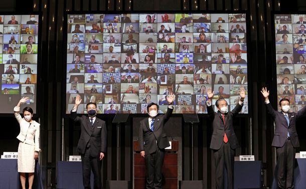 写真・図版 : オンラインで開かれた立憲民主党の定期大会で、壇上で手を振る枝野代表（中央）ら＝2021年1月31日、東京都内のホテル