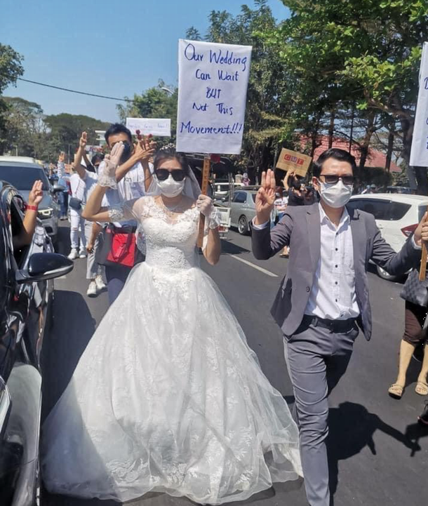 写真・図版 : 結婚式がクーデターにより延期になったカップル ウエディングドレスを着たままデモ抗議「未来の私たちのベビーに独裁はいらない!!」 /Facebookより引用