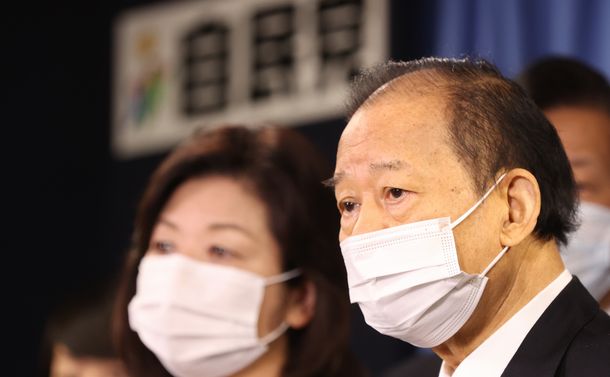 写真・図版 : 会見する自民党の二階俊博幹事長（右）。左は野田聖子幹事長代行＝2021年2月2日、東京・永田町の自民党本部