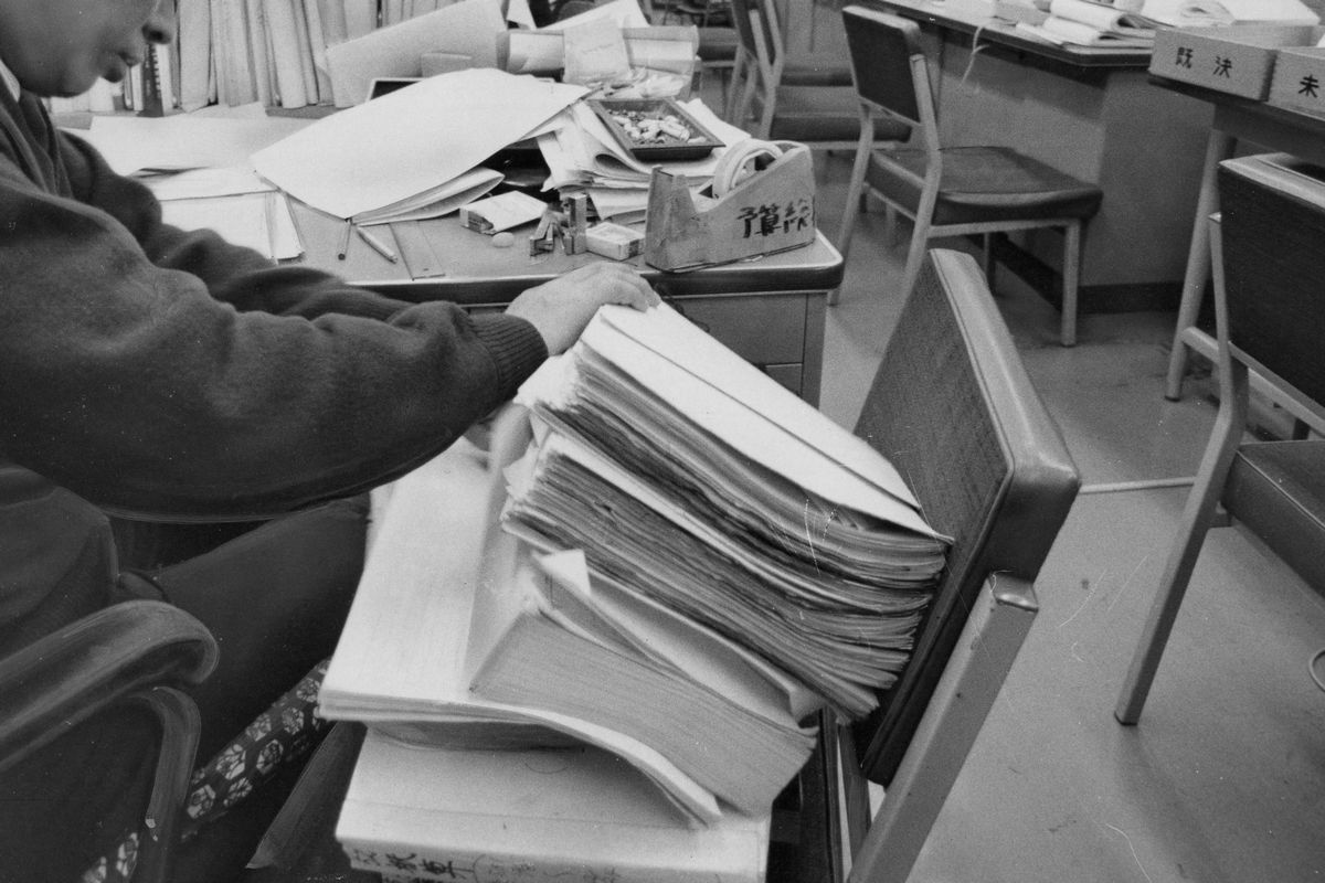 写真・図版 : 1977年12月、中央省庁での残業の様子=朝日新聞社