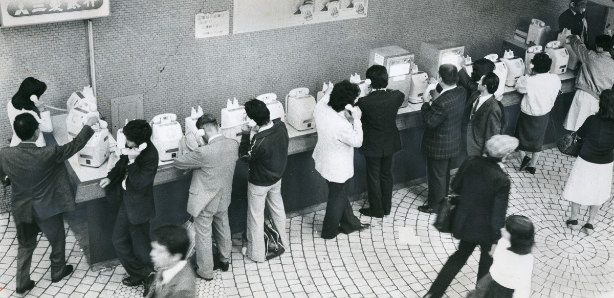 街の公衆電話コーナーなどの利用者も多いが、その即時性と簡便さが相手にとっては迷惑な場合もある。「一時的にベルも鳴らず通話しないですむような電話機を」と提案する人もいる 1981年東京・新宿