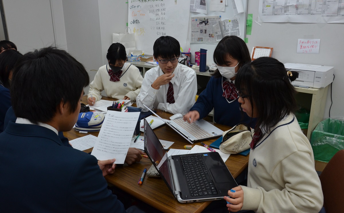 写真・図版 : 「授業改革フェス」で校則の見直しについて発表するため、準備を進める東邦高校の生徒たち=2020年2月、名古屋市名東区