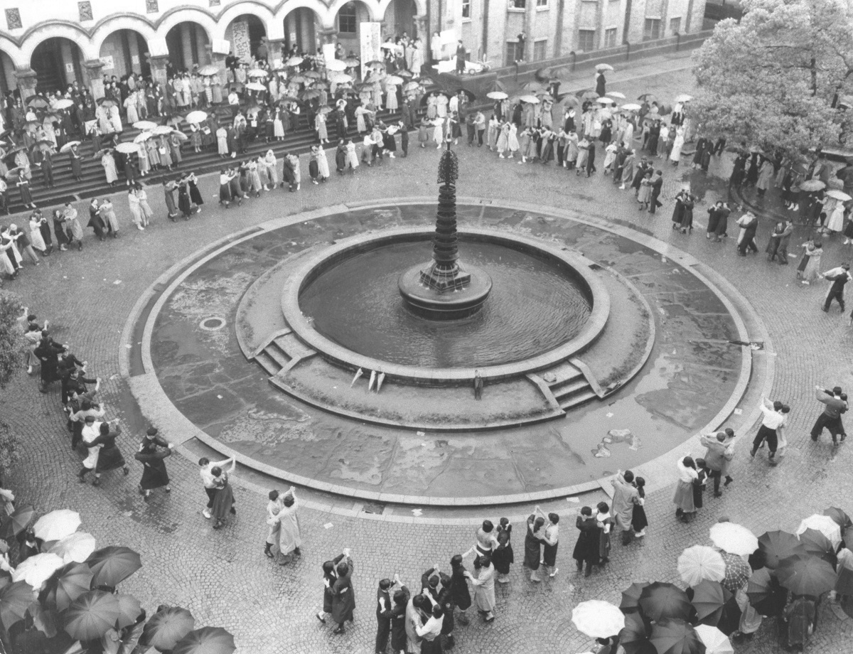 写真・図版 : うたごえ運動の中心的存在だった東大音感合唱研究会が主催した東大・五月祭のフォークダンス＝1955年5月