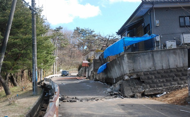 写真・図版 : 地震に伴う地滑りで住宅や直線の道路がゆがんだ＝2011年4月4日、仙台市青葉区折立