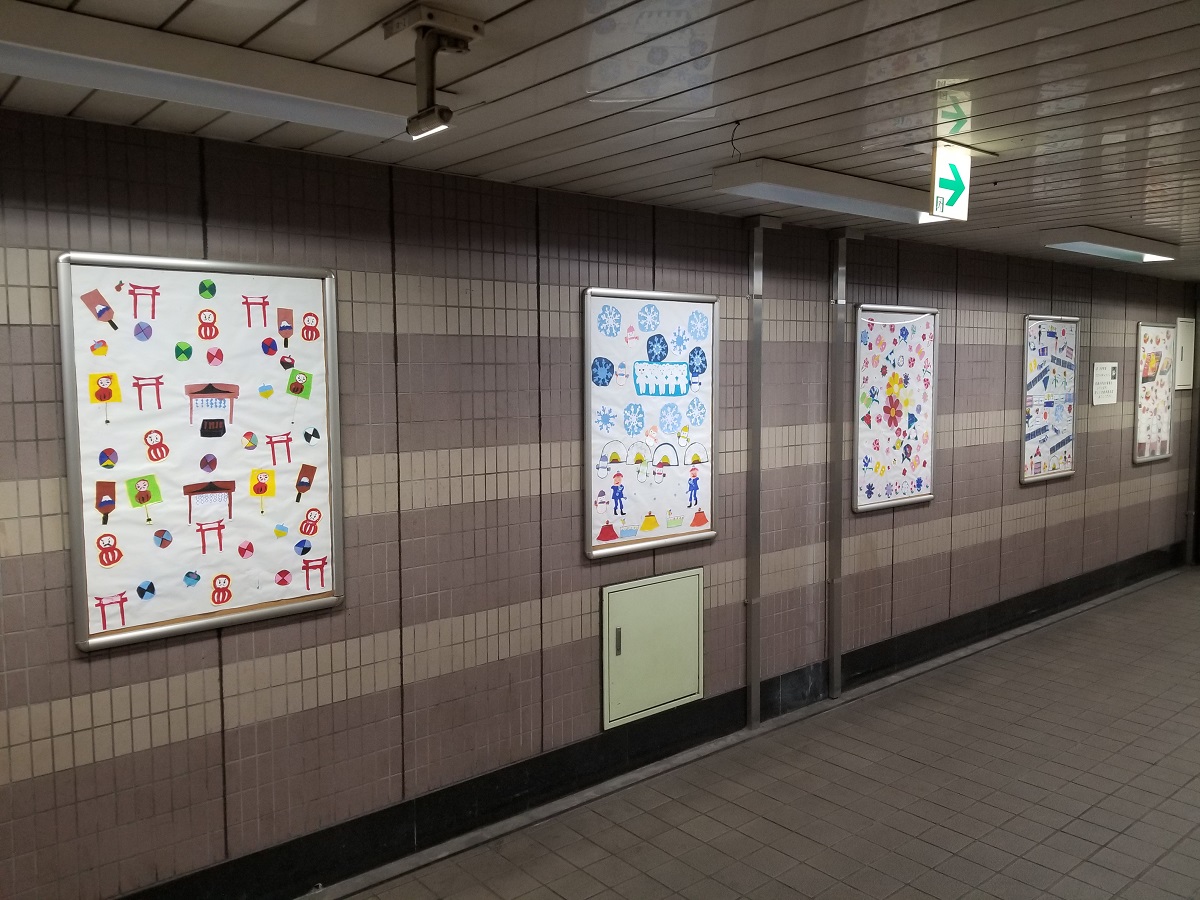 写真・図版 : 地下鉄駅のギャラリーに飾られた共同版画作品