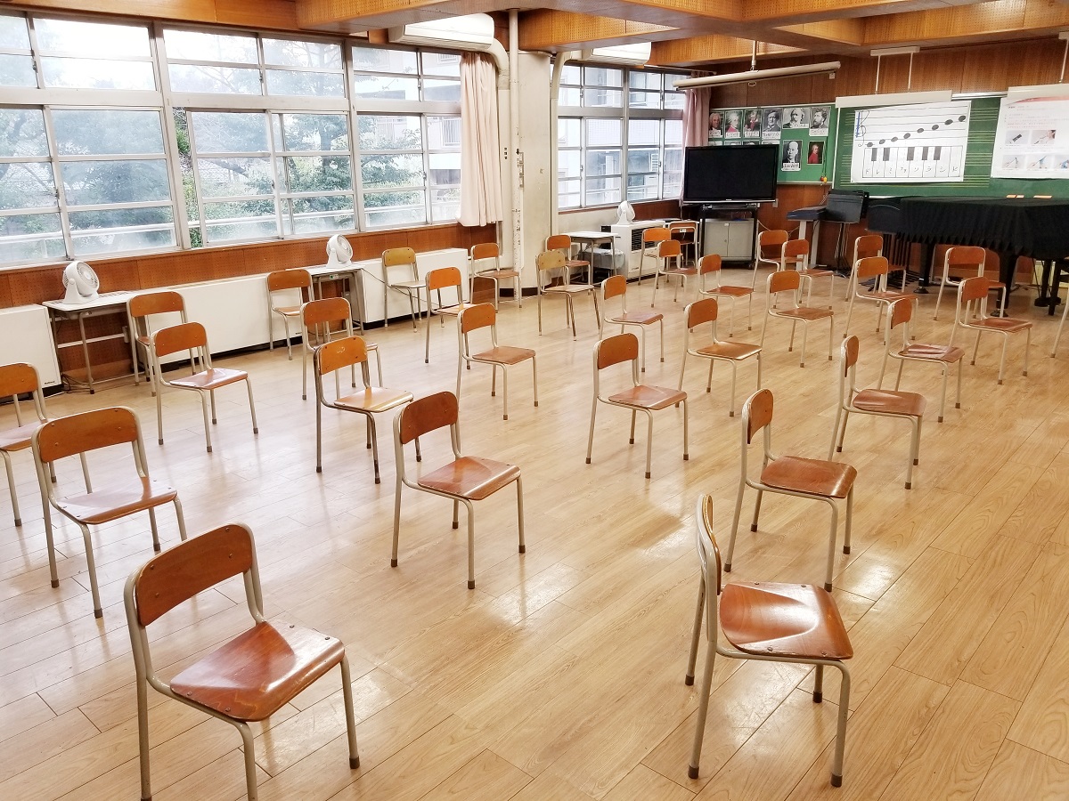 写真・図版 : 苦しい授業を強いられる音楽室