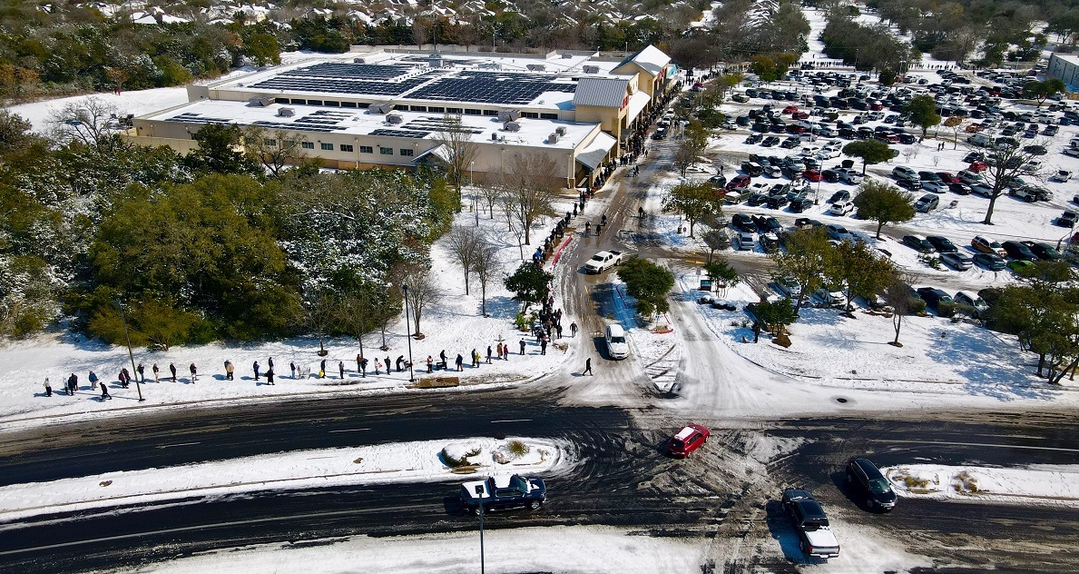 写真・図版 : 極寒のなか、スーパーマーケットに並ぶ人たち=2021年2月16日、テキサス州オースチン　Wienot Films/Shutterstock.com