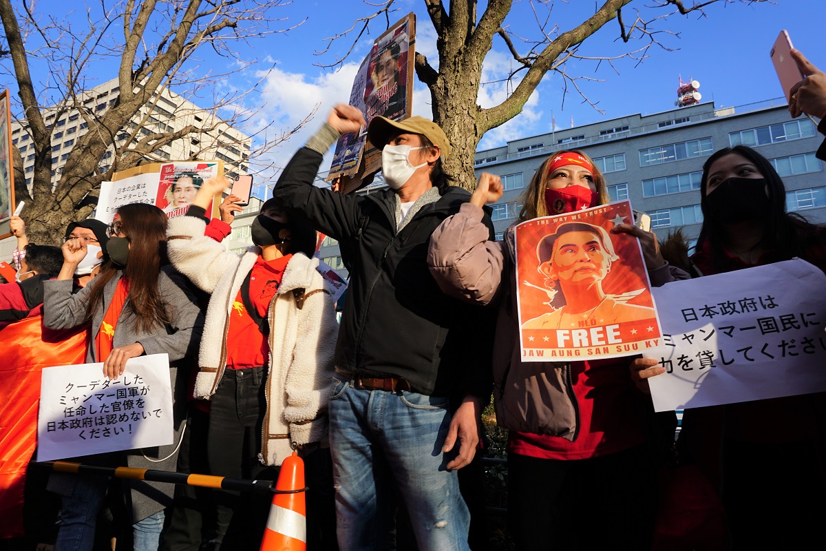 写真・図版 : 国軍のクーデターに抗議し、アウンサンスーチーさんの釈放を訴えるミャンマー人たち＝2021年2月3日、東京・霞が関の外務省前