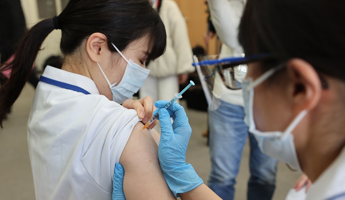 写真・図版 : 新型コロナウイルスのワクチン接種を受ける看護師=2021年2月18日、広島県大竹市の国立病院機構広島西医療センター