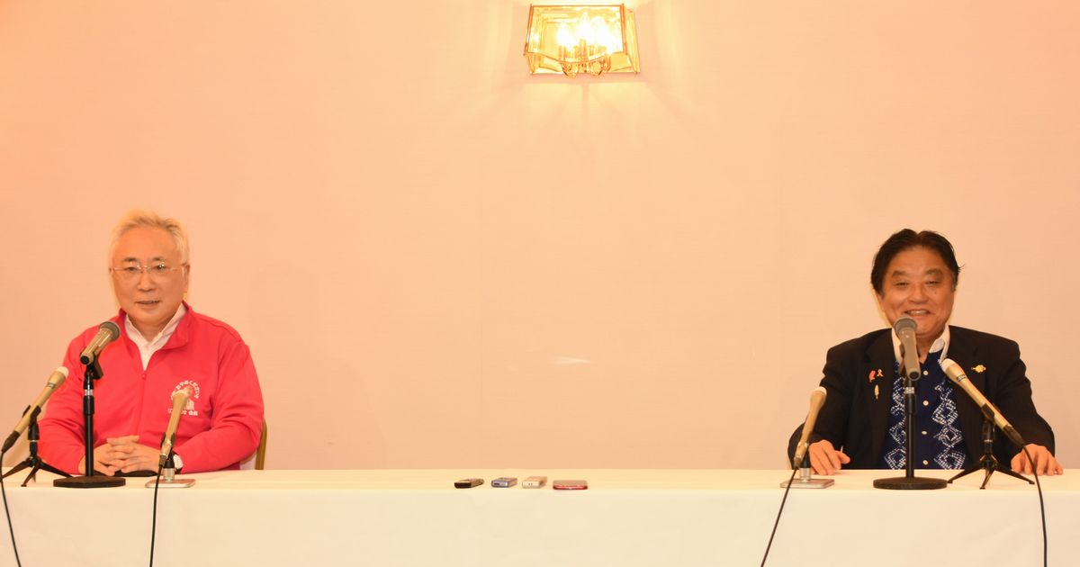 写真・図版 : 愛知県知事リコールの署名活動中止を発表する高須克弥氏（左）、河村たかし名古屋市長＝2020年11月7日、名古屋市中区