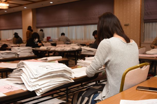 写真・図版 : 愛知県知事リコールの署名簿を確認するスタッフ＝2020年11月3日、愛知県内