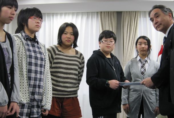 写真・図版 : 平野達男復興相（当時）に意見書を手渡す子どもたち＝2012年撮影