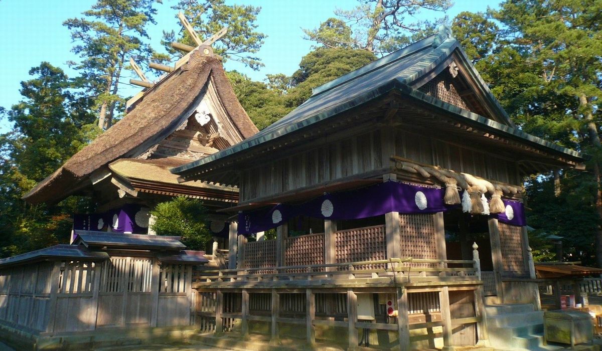 写真・図版 : 水若酢神社の本殿（左）。隠岐造りの様式で建てられている＝隠岐ユネスコ世界ジオパーク推進協議会提供