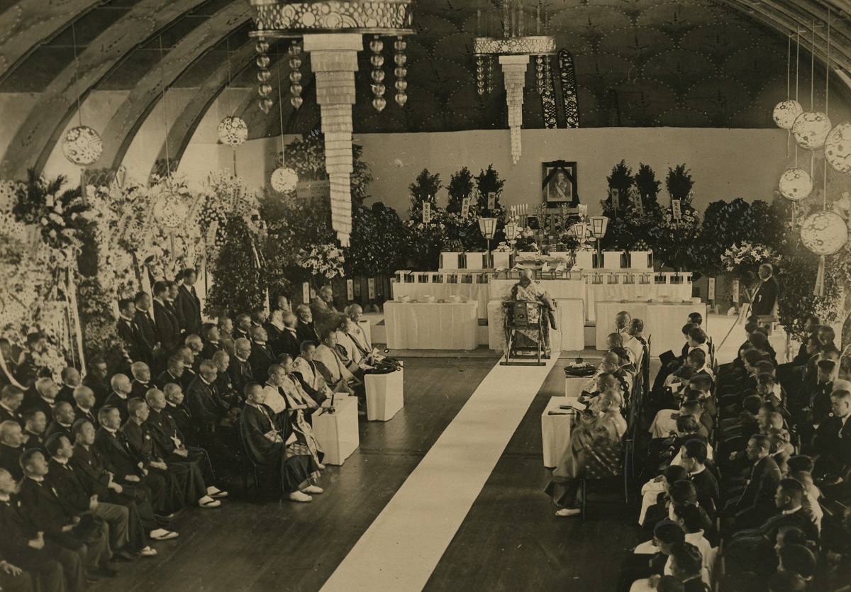写真・図版 : 首相官邸で行われた犬養毅首相の葬儀。ヴィオリスも参列し、その様子を伝えている=1932年5月19日