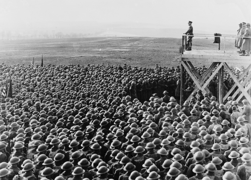 写真・図版 : ドイツ、カイザーゼシュで遠征軍の米兵に語りかけるパーシング＝1919年3月18日