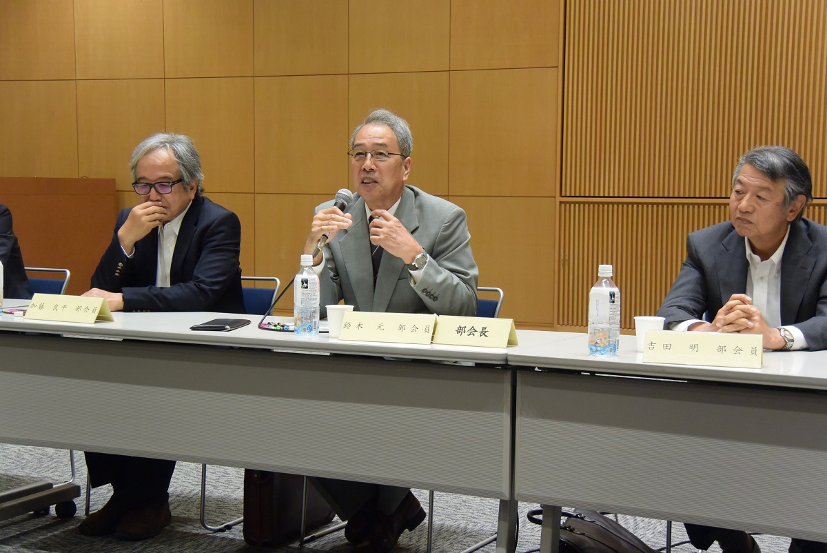 写真・図版 : 福島県の評価部会は「現時点の判断」として、甲状腺検査の結果みつかったがん被曝の間に関連は認められないとした。中央が鈴木元部会長＝2019年6月3日
