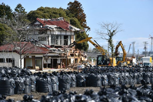 写真・図版 : 帰還困難区域内では、今後復興の拠点となる場所にある民家の解体が進んでいた＝2020年3月11日、福島県双葉町