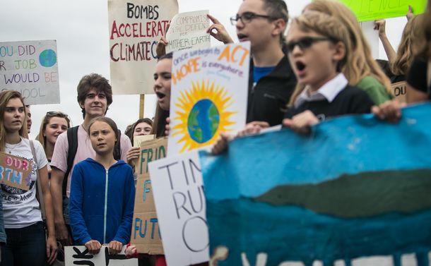 写真・図版 : ホワイトハウス前で気候変動対策を求めるグレタ・トゥンベリさん（左奥）と若者たち＝2019年9月13日、ワシントン、ランハム裕子撮影
