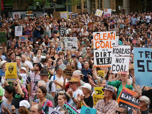 写真・図版 : 政府に気候変動対策の強化を求めるデモには2万人以上が集まった。「脱石炭」を求める声が目立った＝2020年1月10日、シドニー