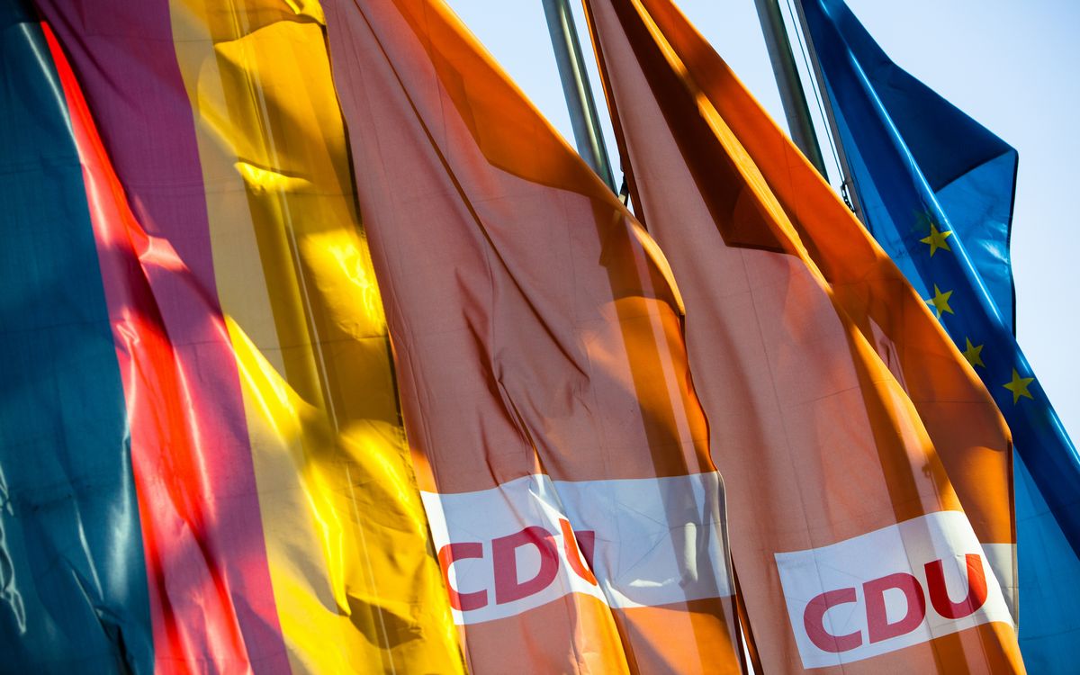 写真・図版 : キリスト教民主同盟（CDU）のオレンジ色の旗が、ドイツ連邦共和国と欧州連合の旗と並んではためく＝christianthiel.net/Shutterstock.com