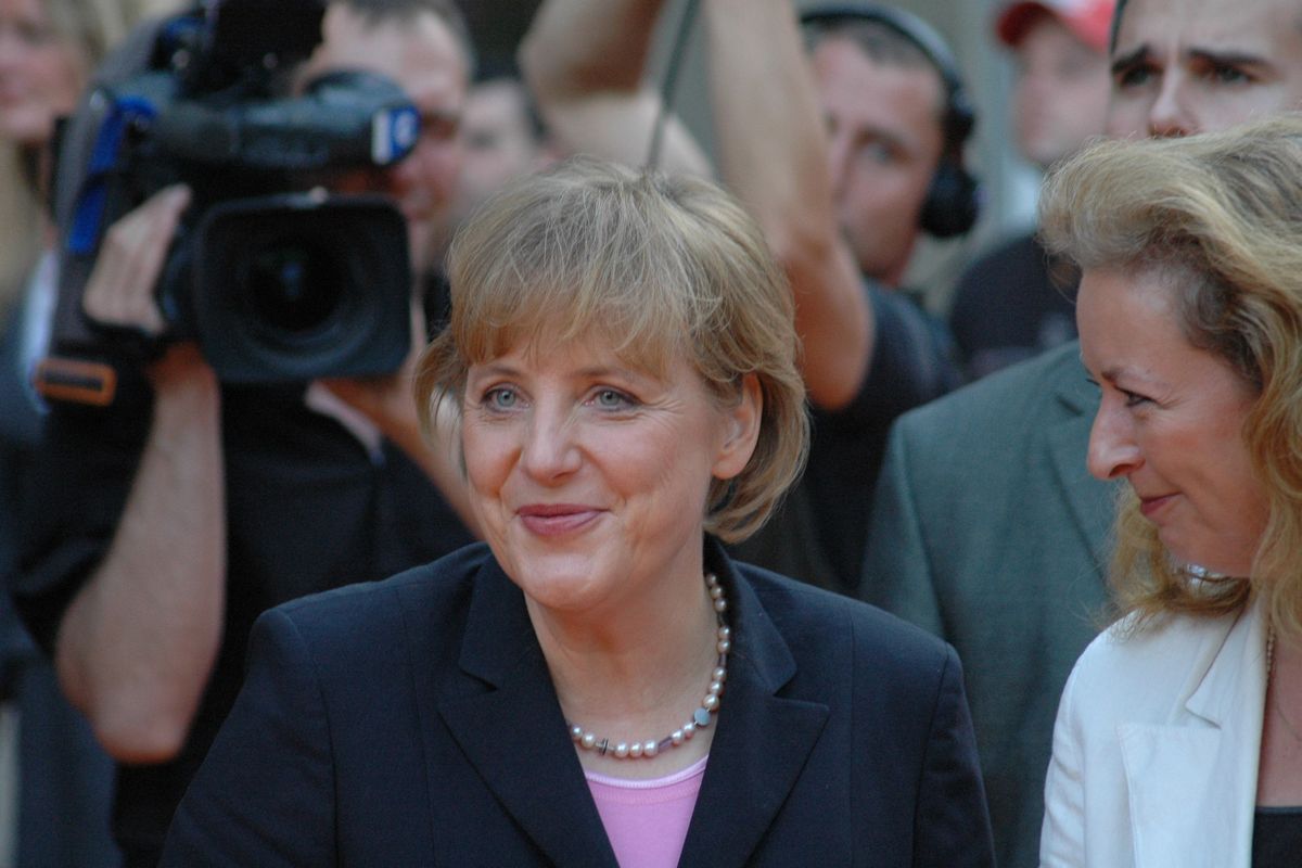 写真・図版 : 2005年6月、CDUの創立60周年式典を終え報道陣に取り囲まれるアンゲラ・メルケル党首。この3カ月後の総選挙を経て、第8代ドイツ連邦首相に就任した。現在4期目で今秋に任期限りでの引退を表明している＝360b/Shutterstock.com