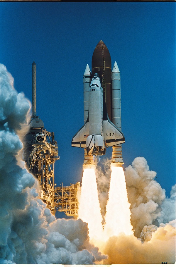 写真・図版 : 向井千秋さんを乗せ飛び立つスペースシャトル・コロンビア＝1994年7月8日、米国・フロリダ州のケネディ宇宙センター

