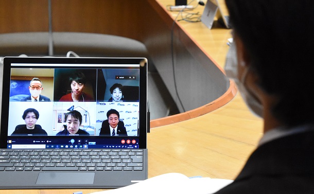 写真・図版 : 西村博之氏（画面右上）らDXデザイナーと福岡市との初会合がオンラインで開かれた＝2021年1月7日、福岡市役所