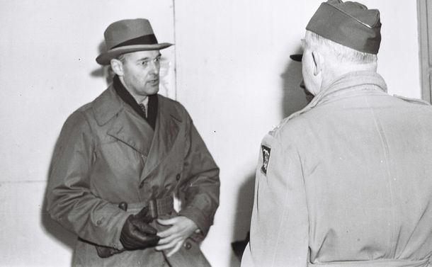 写真・図版 : 来日したジョージ・ケナン米国務省政策企画局長（左）＝1948年３月１日、羽田空港で、朝日新聞撮影