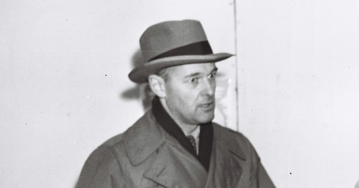 写真・図版 : ジョージ・ケナン米国務省政策企画局長＝1948年３月１日、羽田空港で、朝日新聞撮影