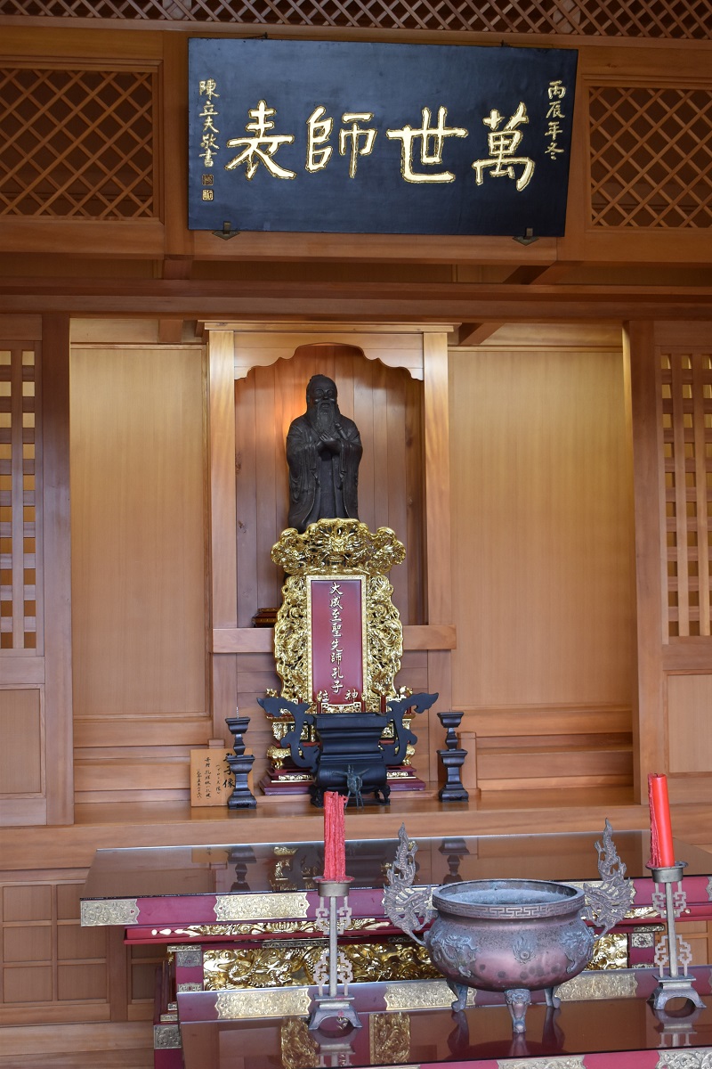 写真・図版 : 久米至聖廟に置かれている孔子像＝2021年2月撮影