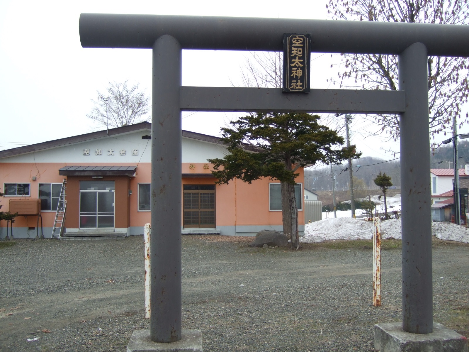 写真・図版 : 北海道砂川市の空知太神社（2010年撮影）。市が神社の敷地を無償提供していることが最高裁で「違憲」とされた。その後、有償で提供することで違憲状態は解消した
