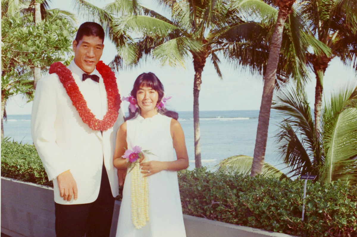 写真・図版 : ハワイのカハラヒルトンホテルで結婚式を挙げた馬場夫妻。立合人として見届けたのは現地の友人夫妻だけだった=1971年9月、株式会社H.J.T.Production提供
