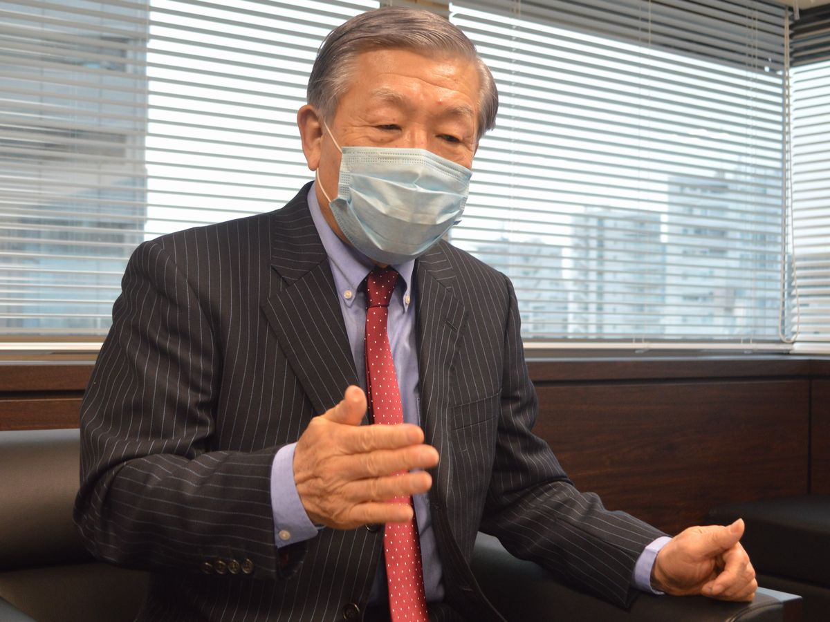 写真・図版 : 取材に応じる竹内氏＝3月、東京・千駄ケ谷。藤田撮影