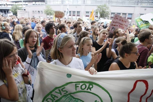 フライデーズ運動のデモに参加する若者たち＝2019年8月、ドイツ・ベルリン、筆者撮影