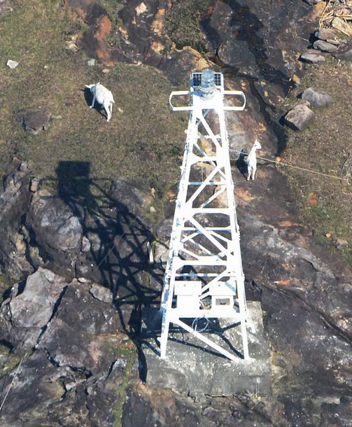 魚釣島の灯台。近くでヤギが草を食べていた＝2013年9月7日、沖縄県石垣市、朝日新聞社機から