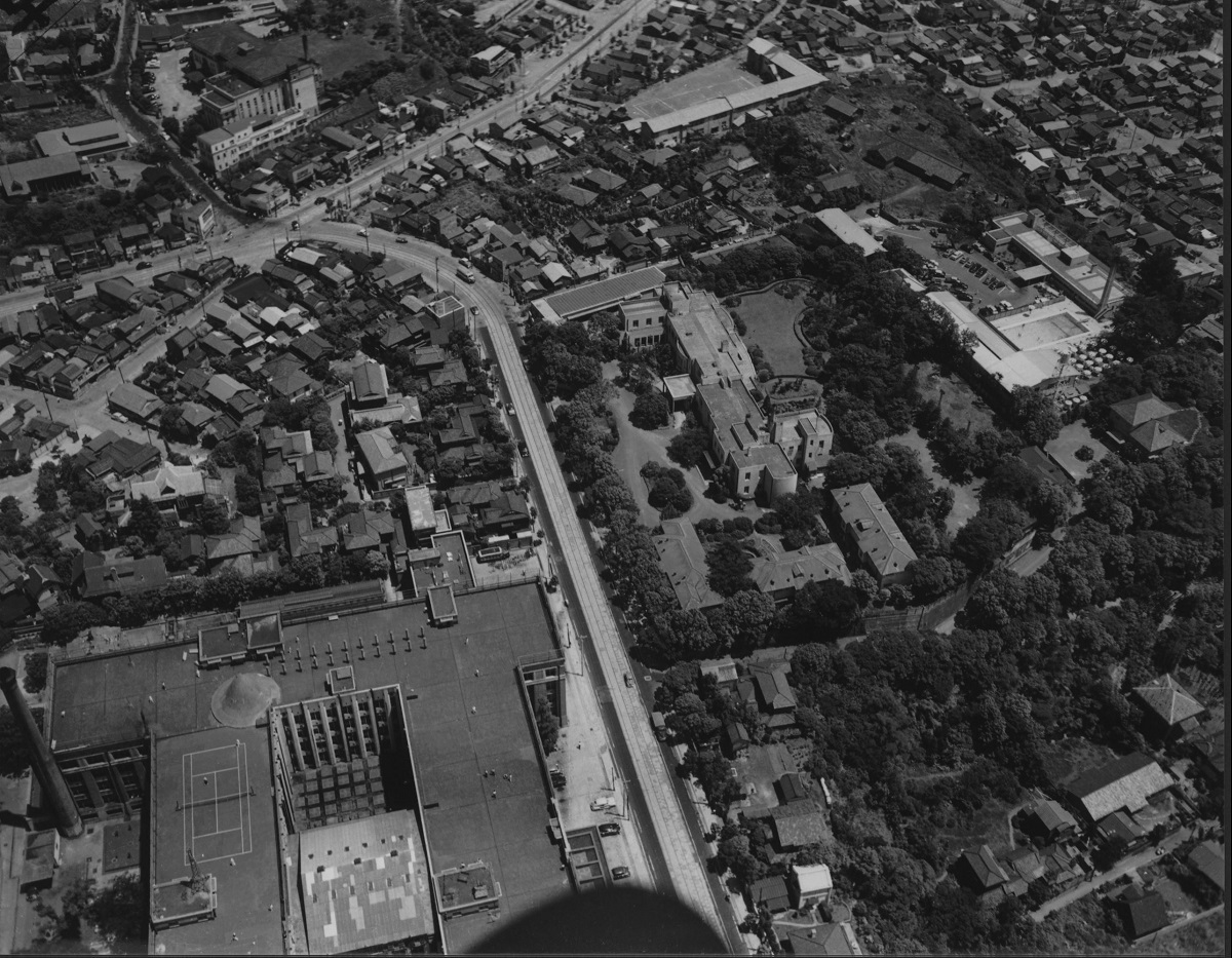 写真・図版 : 1956年の東京都港区麻布狸穴町周辺。左下が旧郵政省
