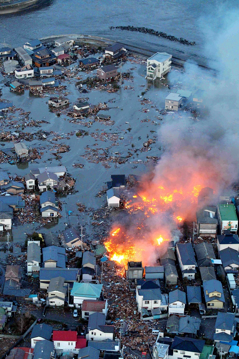 写真・図版 : 津波が押し寄せた福島県いわき市久之浜町の住宅街。数カ所から火の手が上がっていた＝2011年3月11日、福島県いわき市、朝日新聞社ヘリから