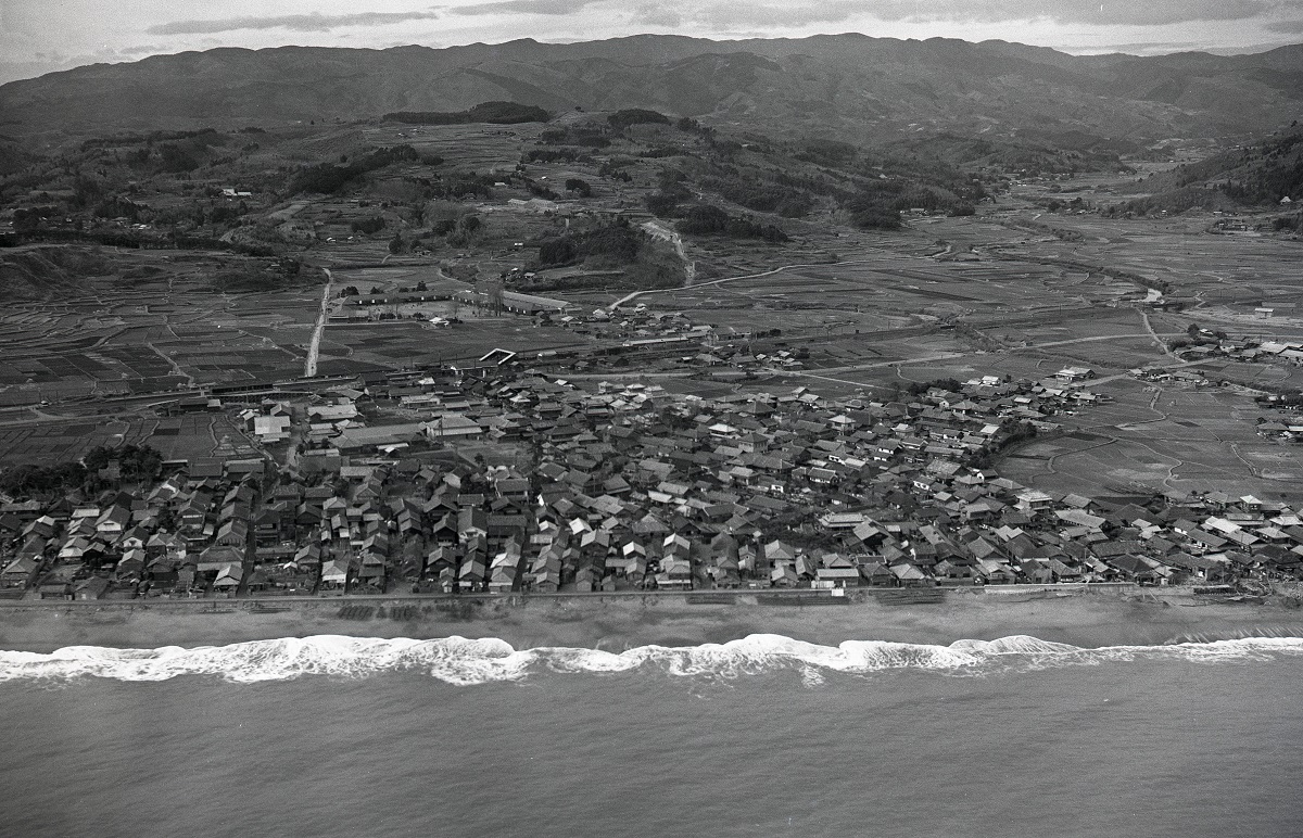 写真・図版 : 1953年に海上から撮影した福島県いわき市久之浜町。中央に常磐線の久ノ浜駅が見える＝朝日新聞社機から