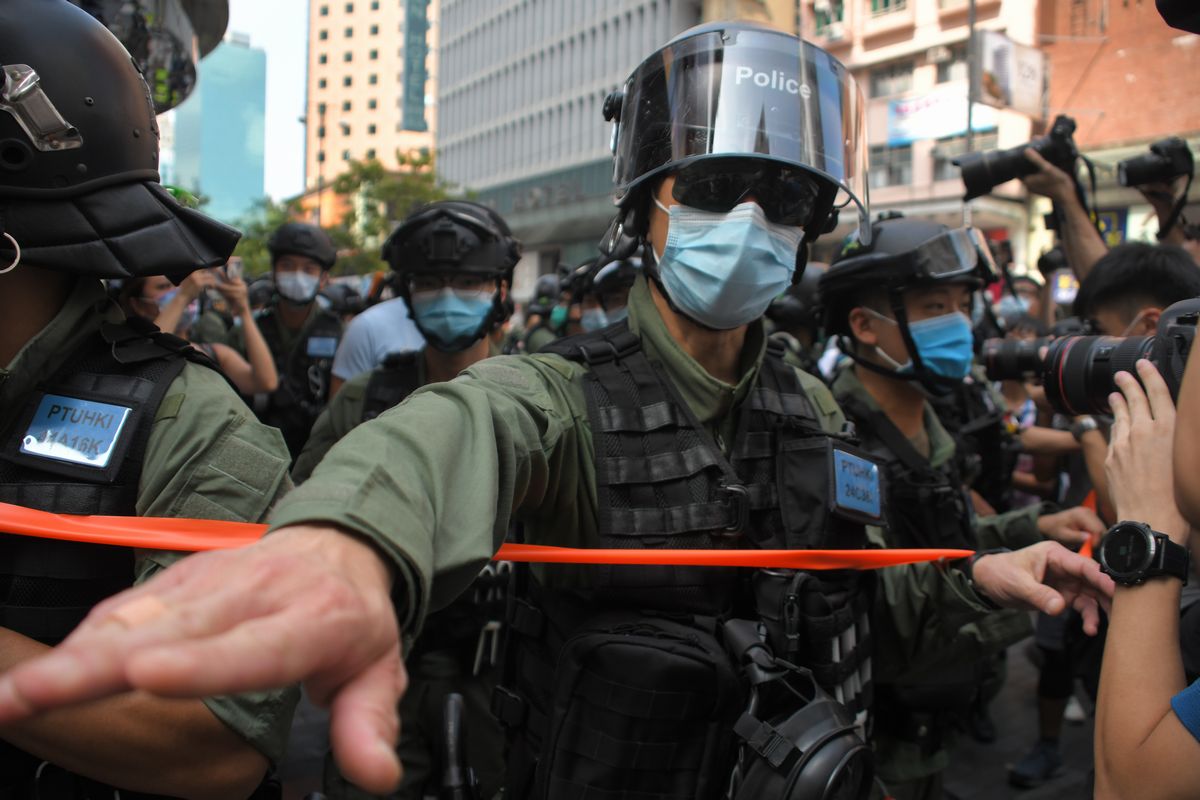 写真・図版 : 規制線を張ってデモ隊を強制排除する警官隊＝2020年9月6日、香港