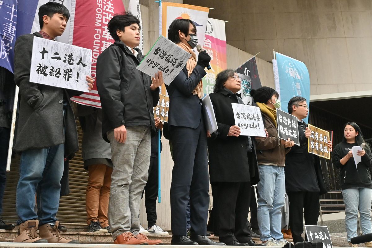 写真・図版 : 台湾・台北で香港の民主化運動への支援を求める台湾在住香港人ら。中国の裁判所が香港の活動家らに対し、台湾へ密航を図った罪で実刑判決を出したことを批判した＝2020年12月31日