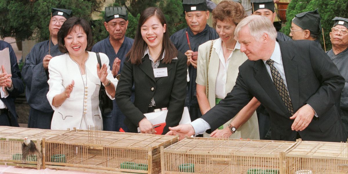 写真・図版 : 返還を前に香港の古寺「黄大仙」を訪れたクリス・パッテン総督。寺側が記念に用意した小鳥を放ち「自由」を与えると拍手が起こった＝1997年6月27日、香港・九竜
