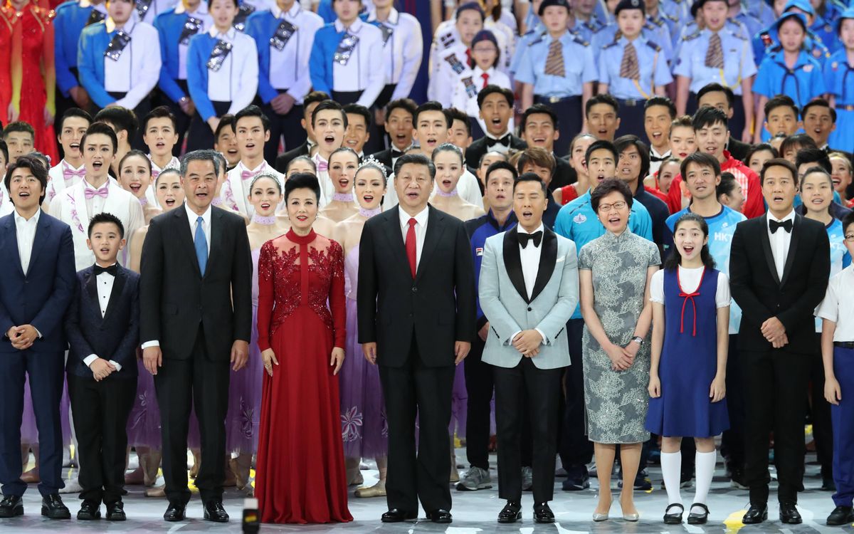 写真・図版 : 香港返還20年を記念するパーティーでステージに上がり、愛国歌を合唱する中国の習近平国家主席（中央）＝2017年6月30日、香港・湾仔