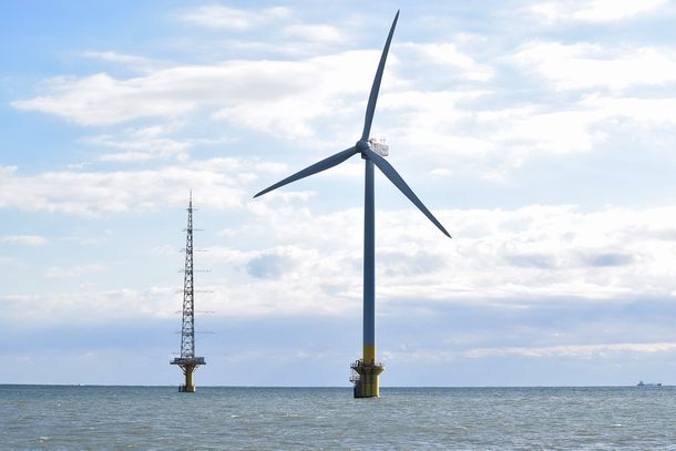 写真・図版 : 洋上風力発電設備。左は気象状況の観測タワー＝2017年12月13日、千葉県銚子市沖