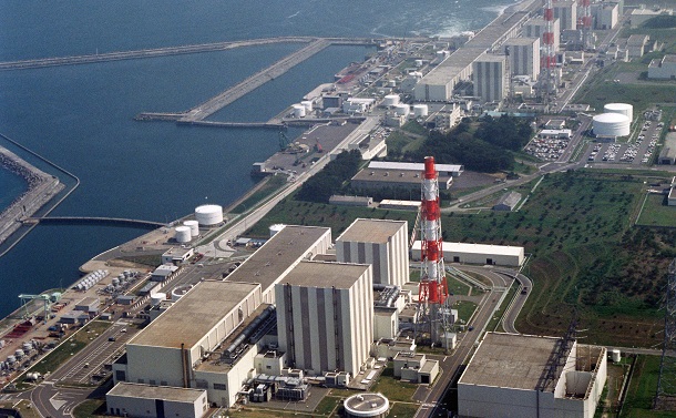 写真・図版 : 事故前の東京電力福島第一原子力発電所＝1990年6月7日

