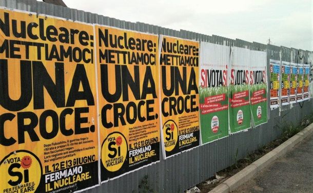 写真・図版 : 原発再開のための法律を廃止するか否かを問うイタリアの国民投票の際に貼られたポスター